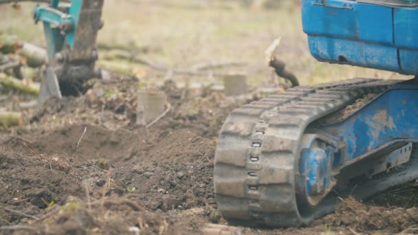 Close-up of a rubber track of a small excavator — Stock Footage Close-up of a rubber track of a small excavator Stock Video