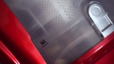 Çemberdeki çöpler elektrik süpürgesinin içinde.
