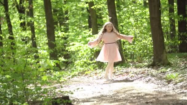 dívka běží po lesní cestě
