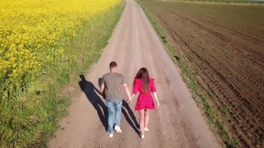 Toprak yolda yürüyen çift