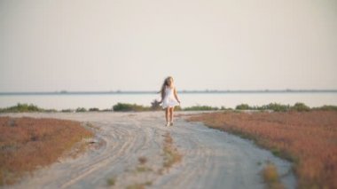 Bir buket çiçekli kız yola çıkıyor.