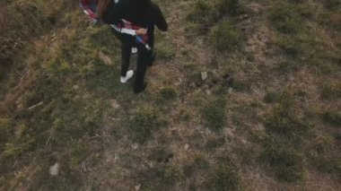 Dağlarda yürüyen çift