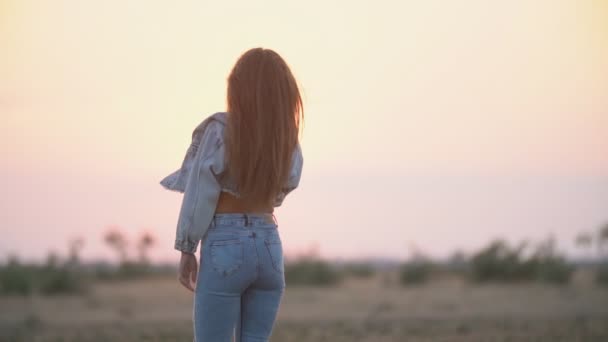 Menina em jeans roupas andando na natureza — Vídeo de Stock