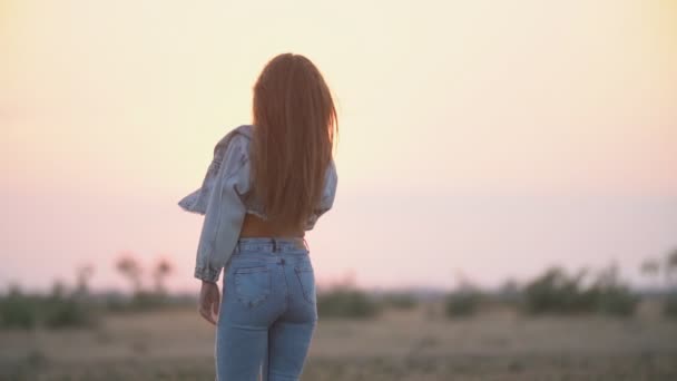 Fille en jeans vêtements marche dans la nature — Video