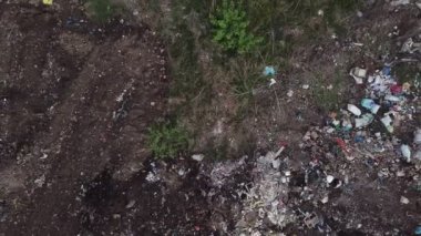 Buldozer bir yığın çöp topluyor.