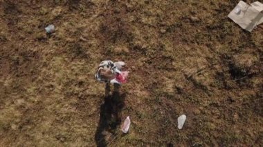 Kız çöp topluyor.