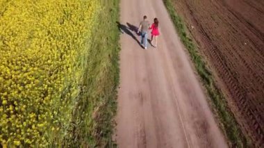 Toprak yolda yürüyen çift