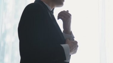 Adam pencerenin yanında duruyor.