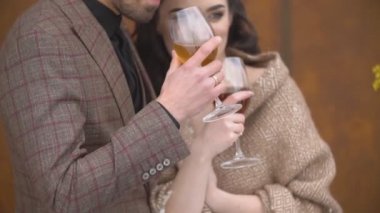 Şarap kadehli çift