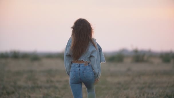 Flicka i jeans kläder promenader i naturen — Stockvideo