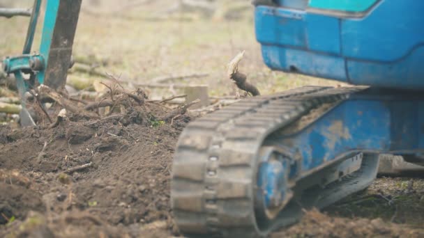 Zbliżenie gumowy gąsienica małej koparki — Wideo stockowe