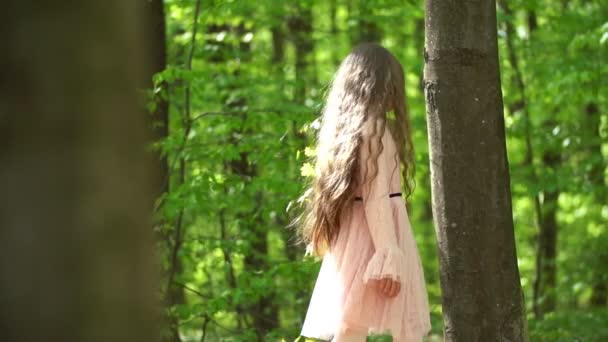 Κορίτσι που γυρίζει στο δάσος — Αρχείο Βίντεο