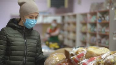 Süpermarketteki tıbbi maskeli kadın.