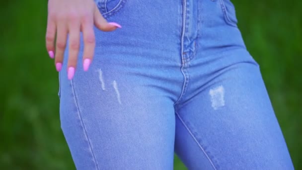 Жіночі джинси крупним планом — стокове відео