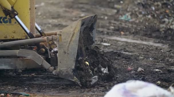 Бульдозер лопата штовхає сміття — стокове відео