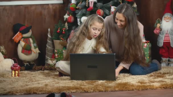 Mamma med dotter nära datorn — Stockvideo