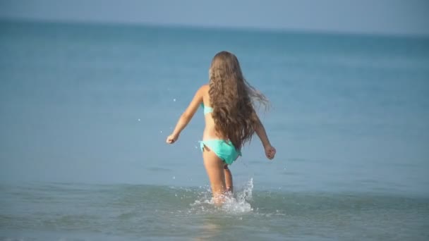 Menina corre no mar — Vídeo de Stock