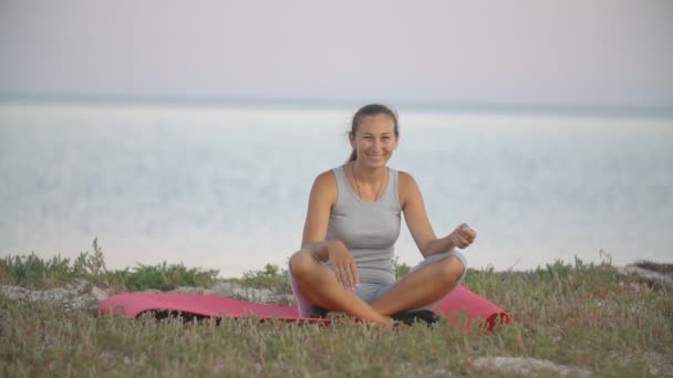 Woman exercises on the seashore — Stock Video