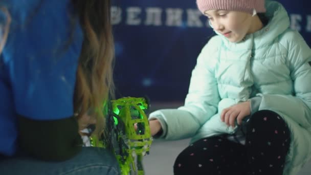 Lány simogatja a fejét egy dinoszaurusz robot — Stock videók