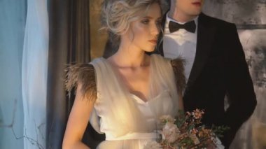 Pencerenin yanındaki çift.