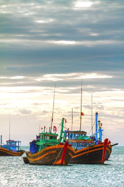 Tekneler, gün batımı ile deniz manzarası