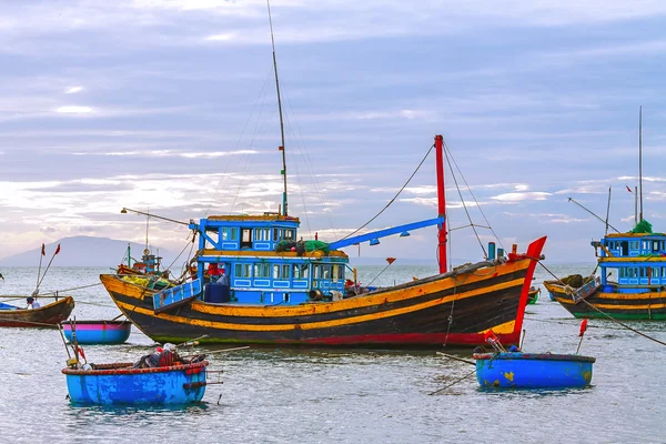 Tekneler, gün batımı ile deniz manzarası