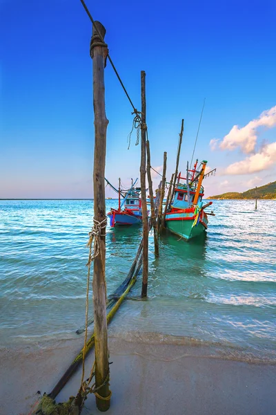 Barcos de pesca en la playa, puesta de sol — Foto de Stock