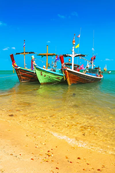 Bateaux colorés mer Thaïlande — Photo