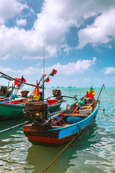 Gekleurde vissersboten in de zee op de turquoise Golf — Stockfoto