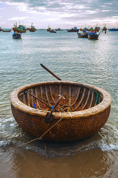Vietnamese round boat, beach, sunset — Stock Photo, Image