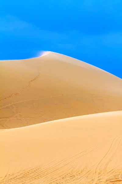 Dunas del desierto y cielo — Foto de Stock