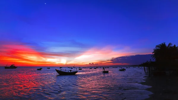 Wieczorem, zachód słońca, morze, port połowów — Zdjęcie stockowe