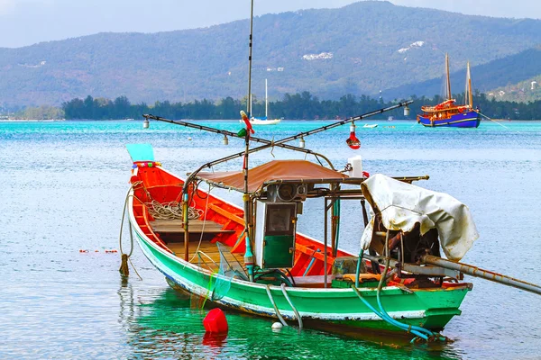 Landscape and wooden fishing boat in the sea, — Stock Photo, Image