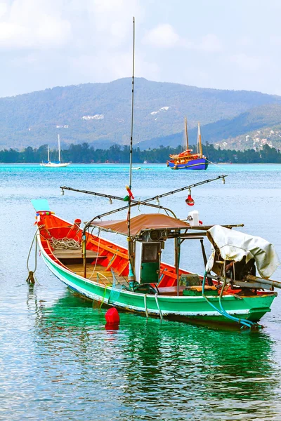 Barco verde en el agua de mar — Foto de Stock