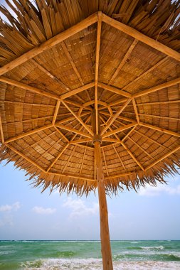 Deniz arka plan üzerinde plaj şemsiyesi