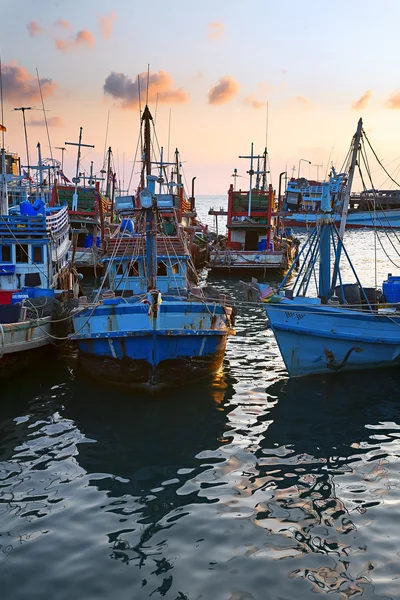 Barcos de pesca y el reflejo de los buques en el agua de mar al atardecer — Foto de Stock