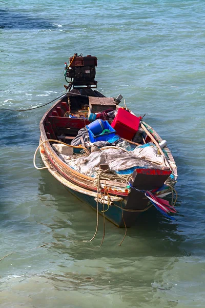 Barco de madeira com motor e um telhado multi-colorido . — Fotografia de Stock