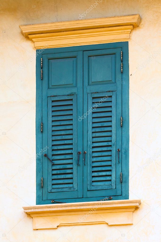Alte Holzläden am Fenster in blau. Stockfotografie