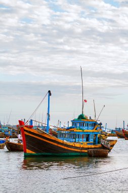 Tekneler, gün batımı ile deniz manzarası
