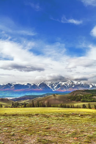 Landscape of mountain range and the autumn hills. — Stock Photo, Image