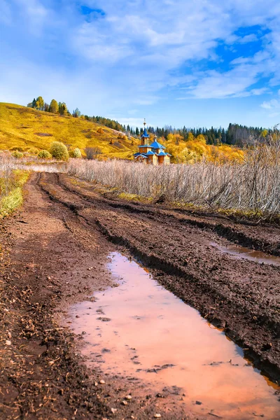 Landschaft mit Orangenbäumen und einer Landstraße zur Kirche — Stockfoto