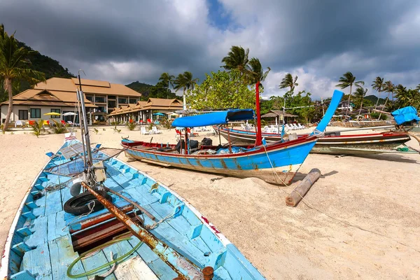 Drewniane łodzie Azji na piaszczystej plaży w kurorcie. — Zdjęcie stockowe