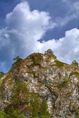 Dağ manzarası ile bulutlar yağmur sonra.