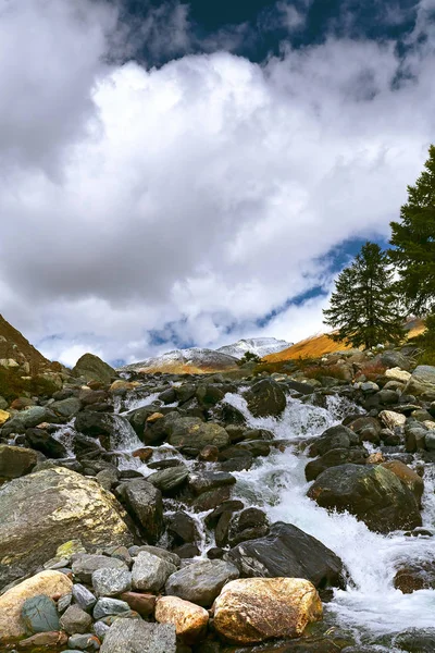 Paisaje con río de montaña. El agua corre en cascadas sobre t —  Fotos de Stock