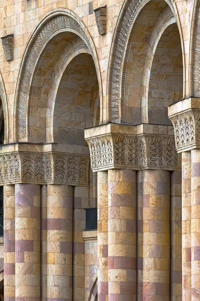 Coluna clássica e arco, ornamento é esculpido em pedra. Arménia — Fotografia de Stock