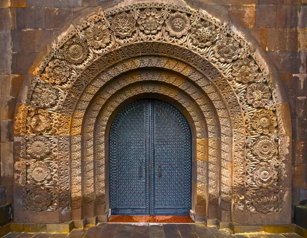 Eski kapı. Çelik kapı. Taş oyma