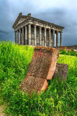 Tapınak Garni, çapraz