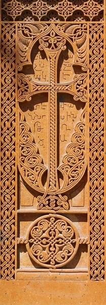 Christian kısma oyulmuş. Taş süsleme yerleştirilir wi