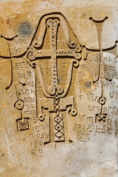 Cruz bajorrelieve sobre una piedra y el alfabeto — Foto de Stock