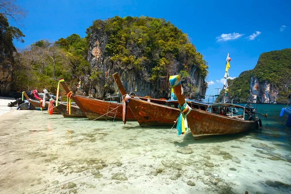 Азіатський човни на пляж і гори — стокове фото